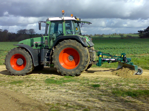 Tractor mounted road grader on fendt tractor