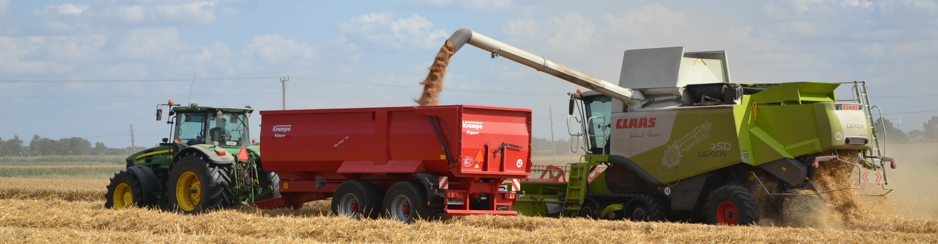 Claas combine unloading with krampe trailer