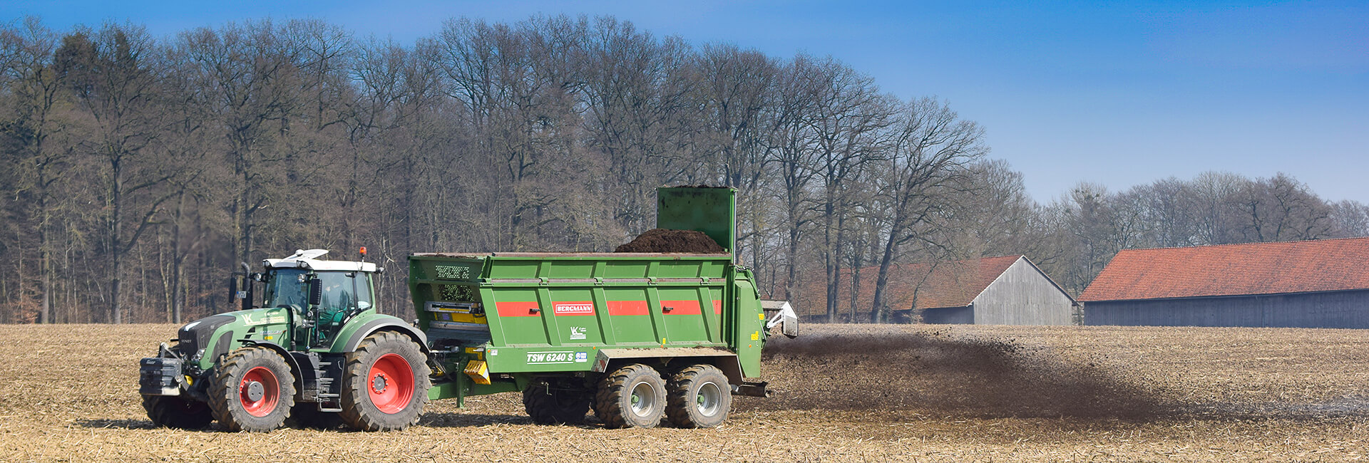 Bergmann muck spreader with wide accurate spread pattern