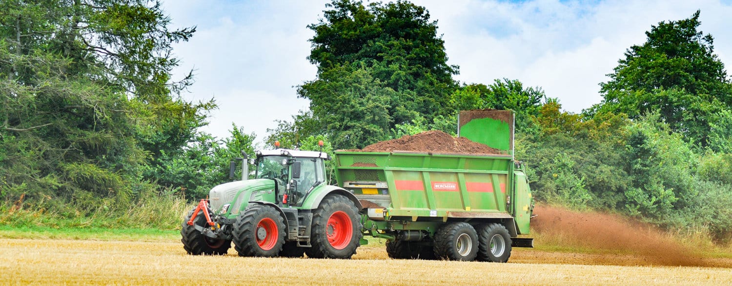 Fendt tractor Bergmann muck spreader chicken manure spreading