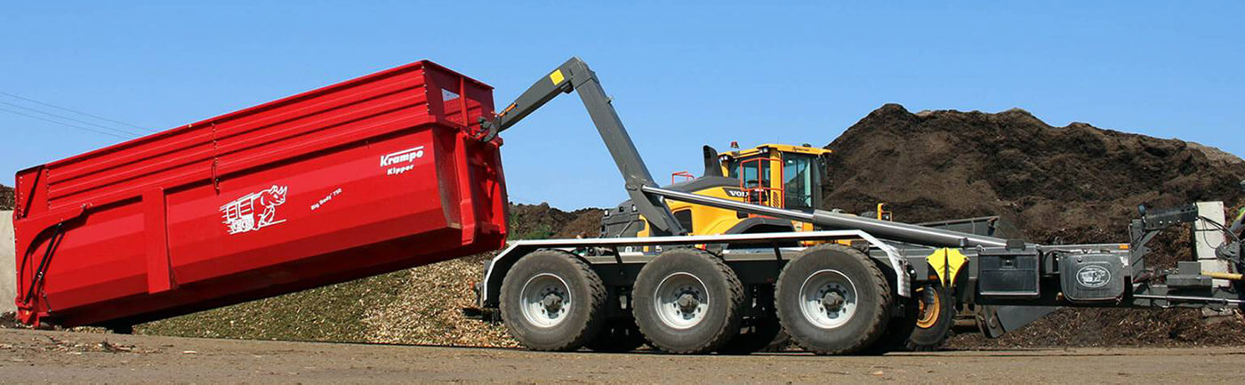 Hooklift trailer working in wood chip. Triaxle krampe THL