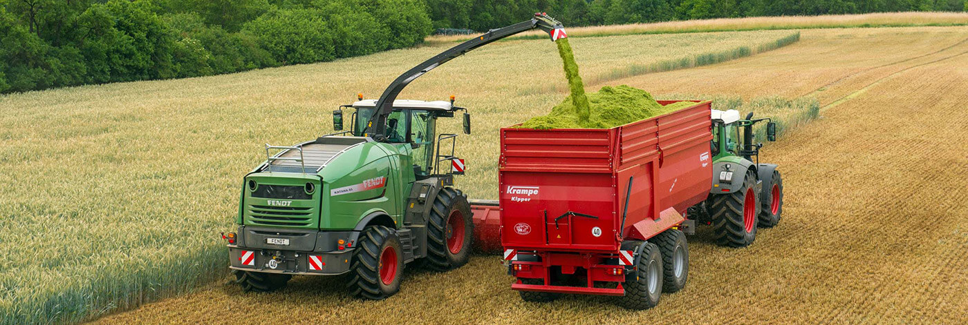 Krampe silage trailer harvesting whole crop with fendt forager